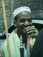 Nubier mit Wasserpfeife auf dem Basar von Assuan