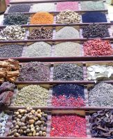 Eine üppige Vielfalt an Gewürzen auf dem Basar von Assuan