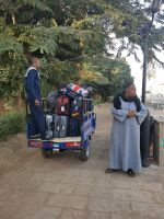 Unsere Koffer werden zum Bus gebracht, Luxor