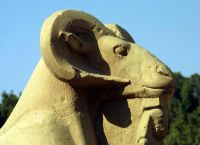 Skulptur eines Widders am Eingang des Karnaktempels