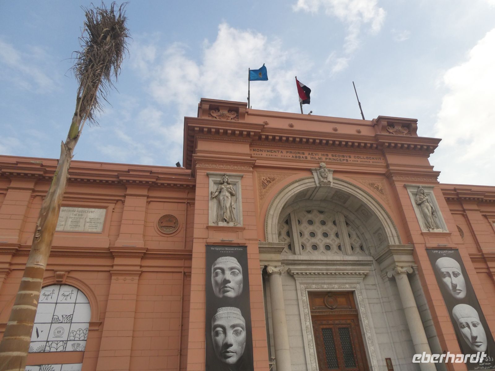 Vor dem ägyptischen Museum