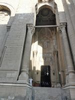 vor der Sultan Hassan Moschee