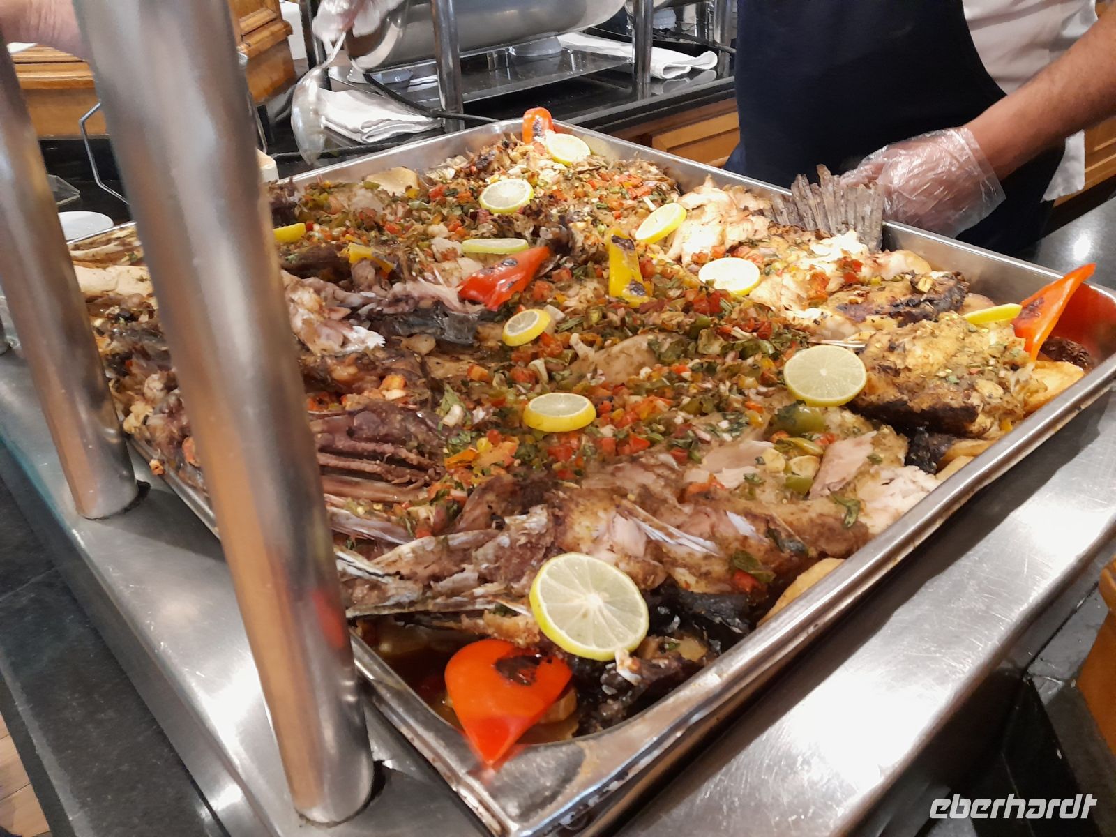 Zum Mittagessen gegrillten Fisch