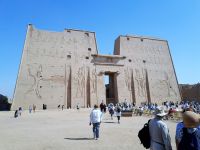 Vor dem Horus Tempel