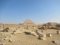 Blick auf die Pyramide und Umgebung