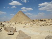 Die Cheops Pyramide  -  Steine und Sand