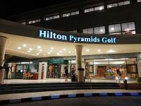 Hilton Pyramids Golf am Abend