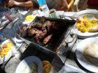 Mittagessen - Fleisch vom Grill, Fladenbrot, Falafel - alles frisch und köstlich