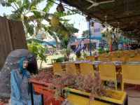 Restaurant im Garten mit Bananenstauden