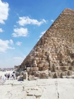 So klein sind die Menschen neben der Pyramide