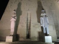 Luxor Tempel - die Statuen neben dem Portal
