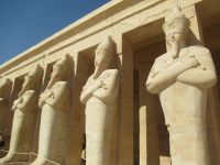 Hatschepsut Tempel - die Götter im Reihe und Glied