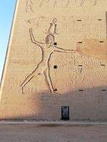 Edfu - Horus Tempel - Reliefs auf der Fassade des Portals