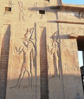 Edfu - Horus Tempel - Reliefs auf der Fassade des Portals