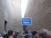 So finden wir uns in der Menschenmasse...