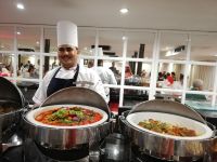 Die Köche präsentieren die orientalischen Speisen