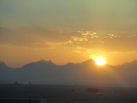 Sonnenuntergang - vom Flughafenhalle - Zeit nach Hause zu fliegen ...