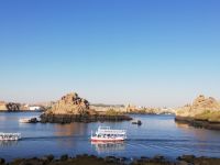 Blick von Philae Tempel auf die umliegende Felsenformationen