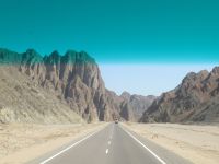 Fahrt vom Luxor nach Hurghada über das Gebirge der arabischen Wüste