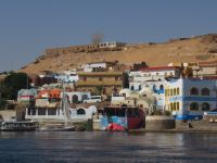 Blick vom Schiff auf die nubischen Dörfer