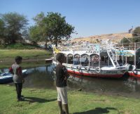 Die Nubischen Kinder und Frauen begleiten uns bis zum Schiff....