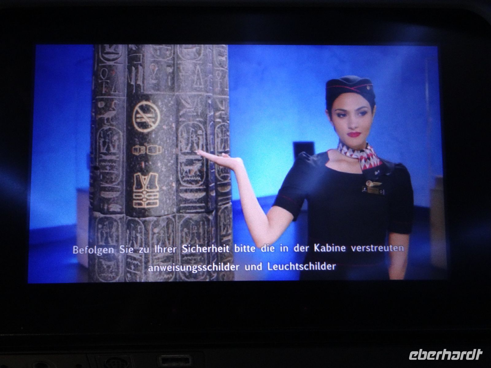 Die Sicherheitshinweise im Flugzeug scheinen im Ägyptischen Museum gedreht zu sein. Das ist pfiffig und sorgt dafür, dass wir auch hingucken.