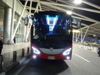 Moderner Bus im modernen Flughafen von Kairo. Unsere Reise kann beginnen. 