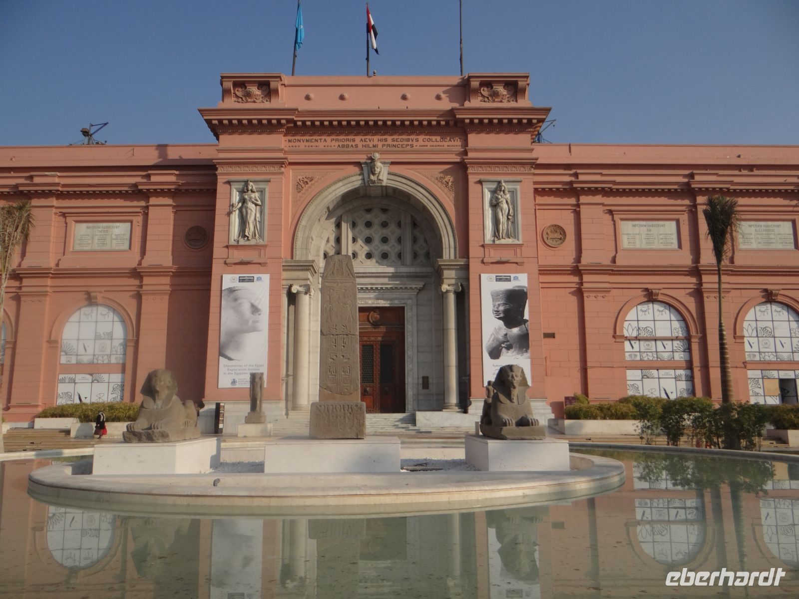 Kairo, vor dem Ägyptischen Museum stehen wir schon um 8.15 Uhr. 