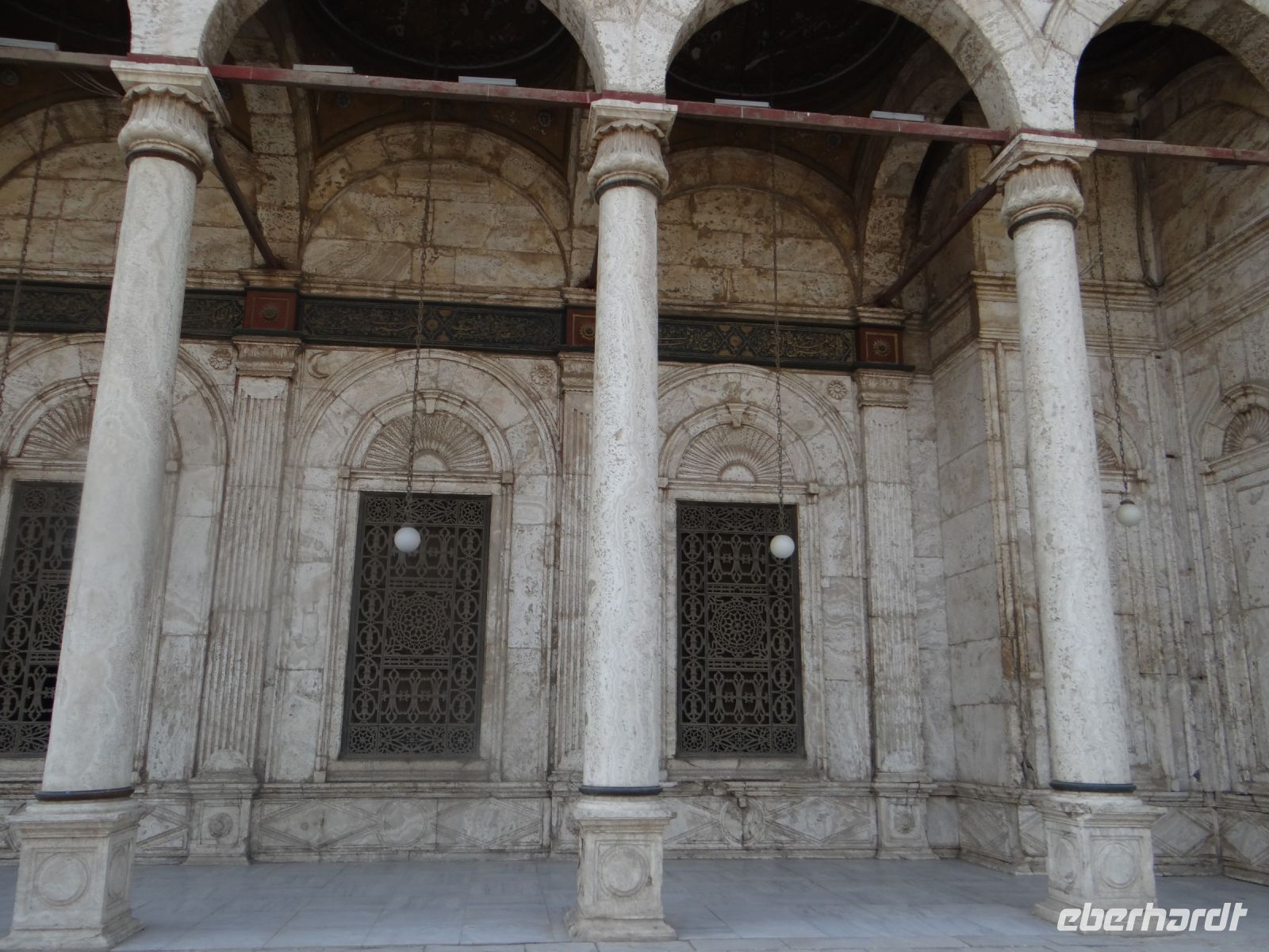 Kairo, Alabastermoschee, die Arkaden könnten auch in Florenz stehen, sie erinnern an die Renaissance.