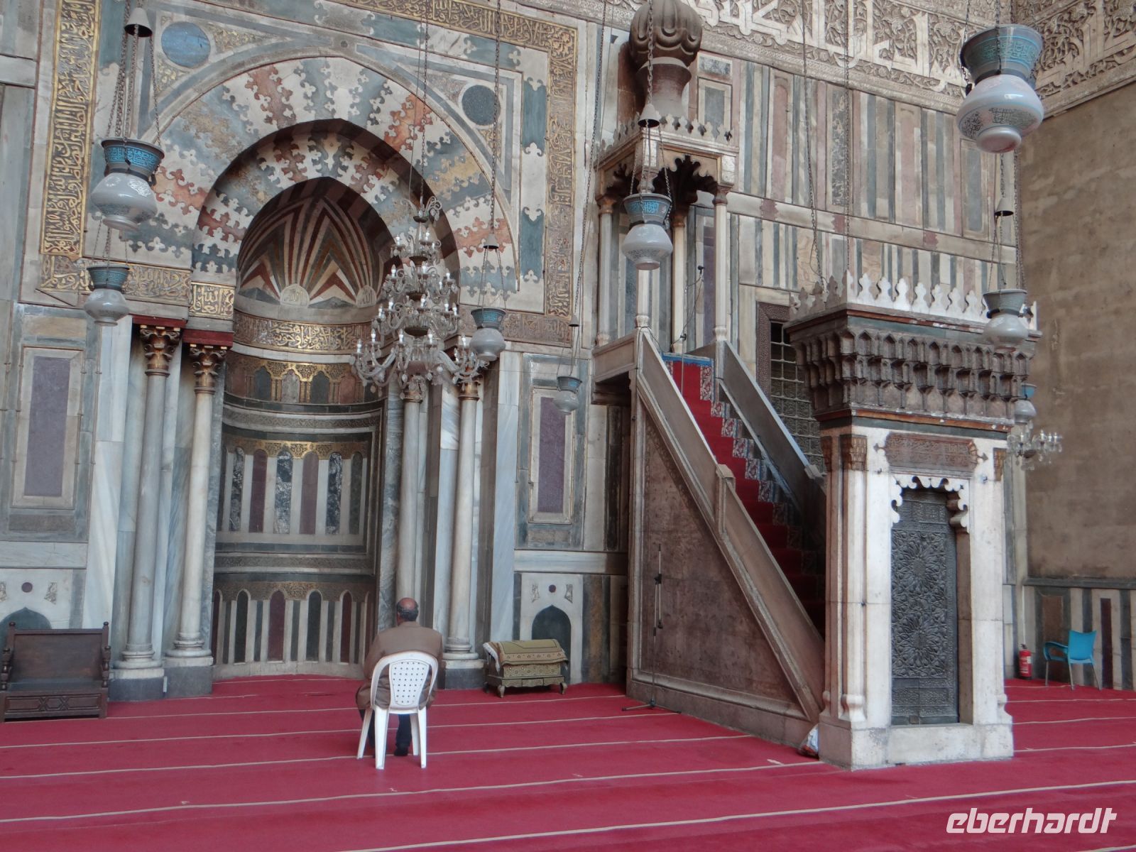 Kairo, Sultan-Hassan-Moschee, der Hauptliwan mit Gebetsnische und der Kanzel für die Freitagspredigt