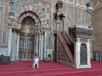 Kairo, Sultan-Hassan-Moschee, der Hauptliwan mit Gebetsnische und der Kanzel für die Freitagspredigt