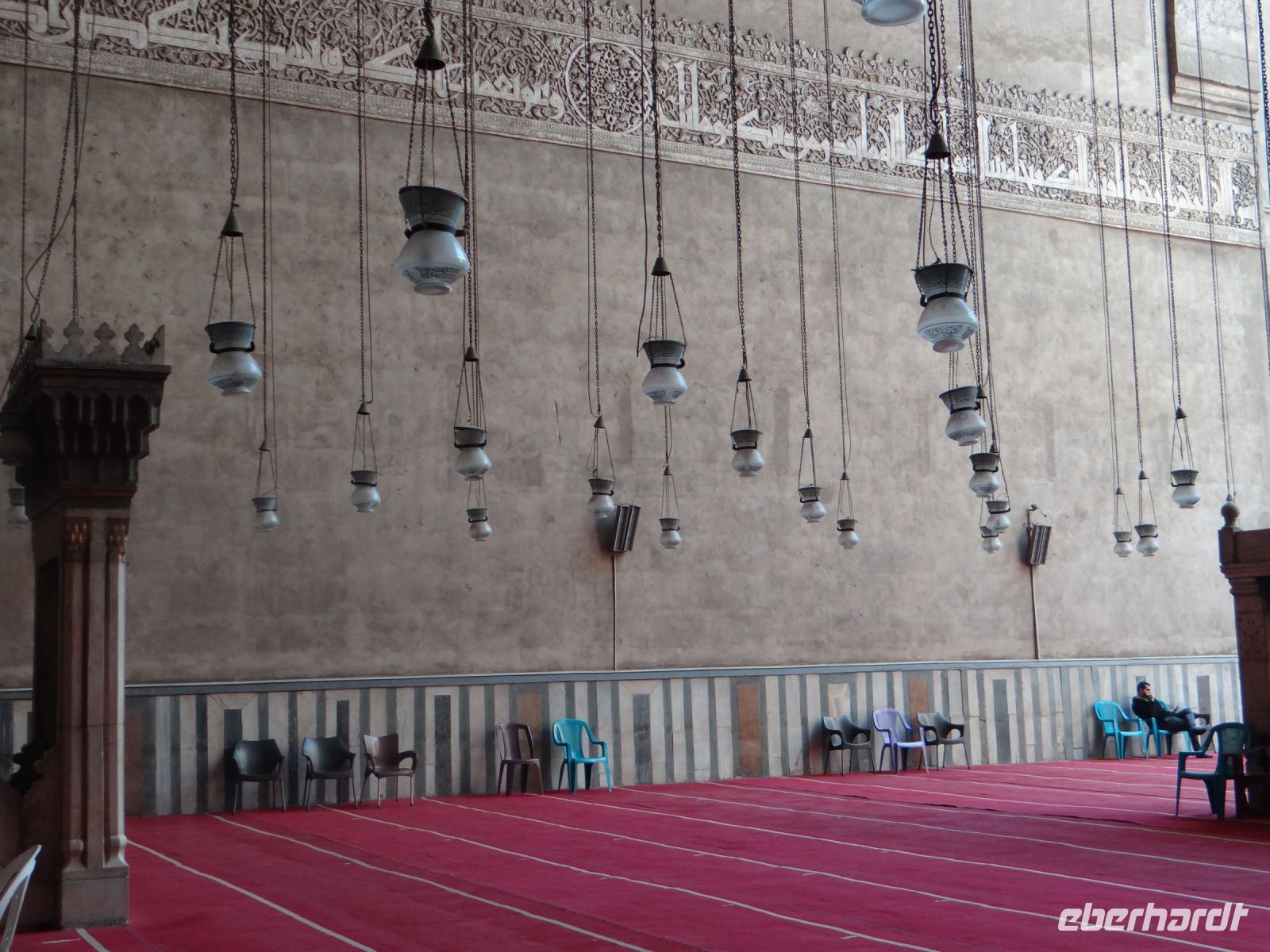 Kairo, Sultan-Hassan-Moschee, der Hauptliwan mit umlaufenden Fries in kufischen Buchstaben