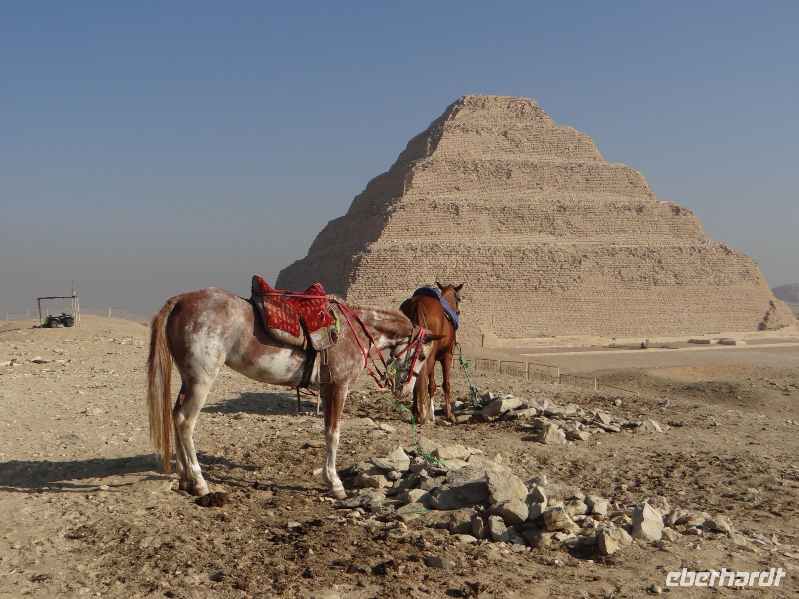 Sakkara, die Stufenpyramide von König Djoser, der erste monumentale Steinbau in der Baugeschichte.