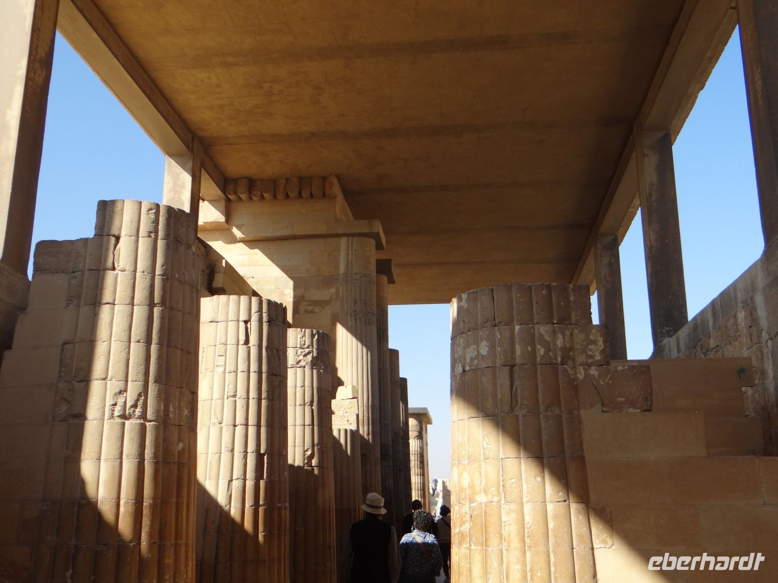 Sakkara, der Zugang zum Areal, flankiert von Papyrussäulen und links oben Teile der originalen Decke, einer Bastmatte nachempfunden