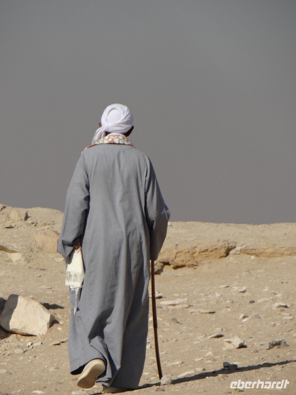 Sakkara, ein Einheimischer geht seinen Weg.