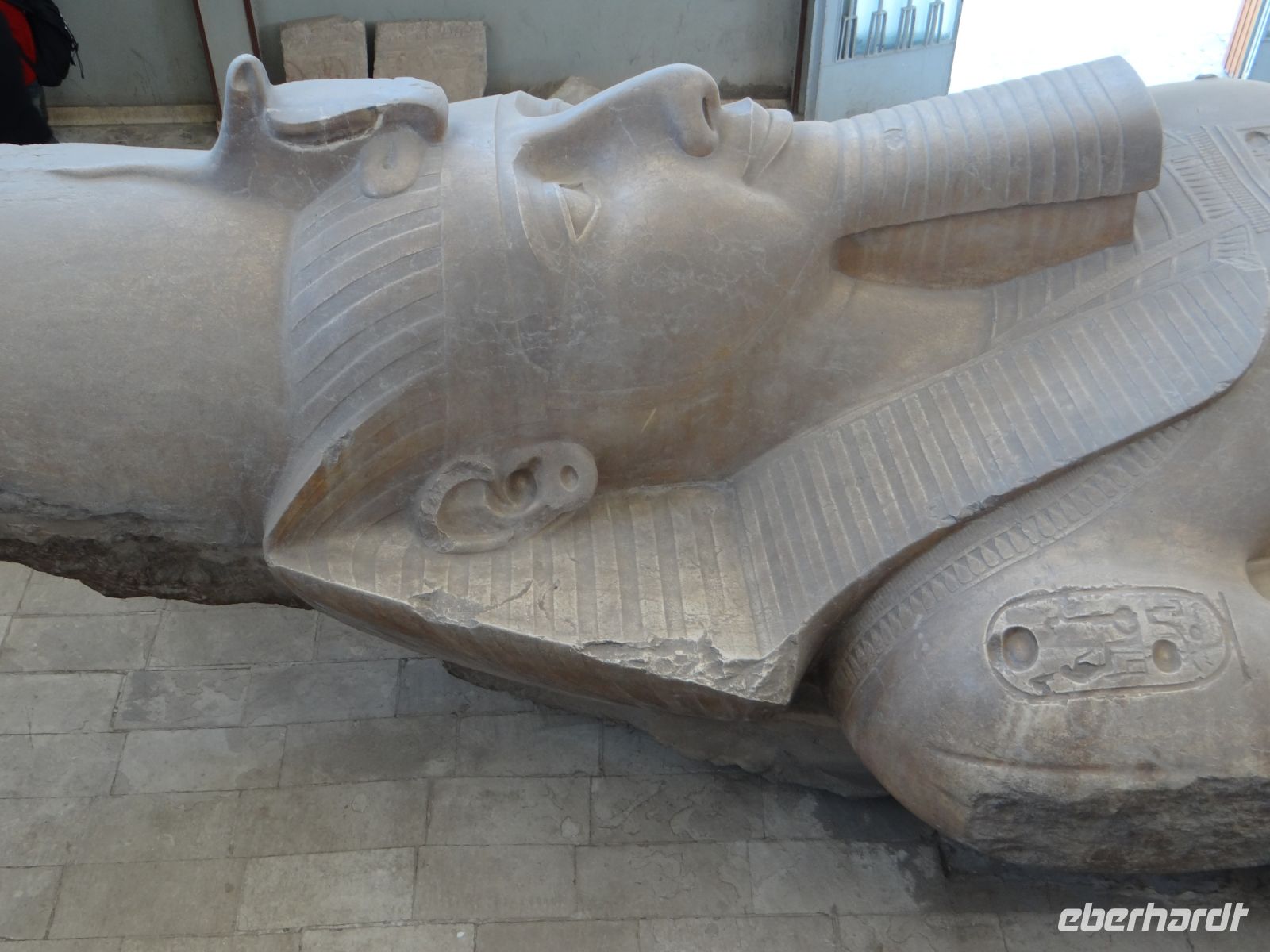Memphis, die Kolossalstatue Ramses II. mit seiner Kartusche auf der Schulter