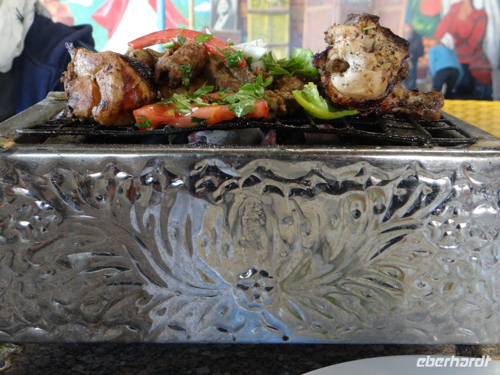 … und dazu das Hühnchen vom Tischgrill. Lecker.