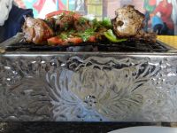 … und dazu das Hühnchen vom Tischgrill. Lecker.