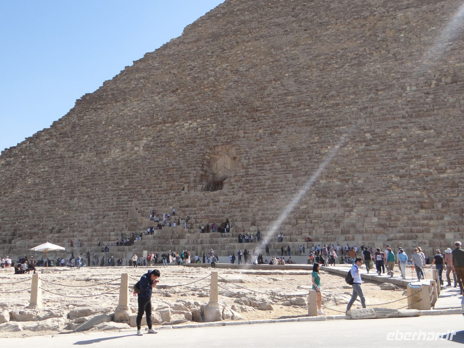 Gizeh, das beeindruckende Weltwunder. Die Cheopspyramide wurde aus 2,6 Mio. Steinen zusammengefügt. Wer hat das gezählt?