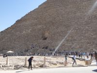 Gizeh, das beeindruckende Weltwunder. Die Cheopspyramide wurde aus 2,6 Mio. Steinen zusammengefügt. Wer hat das gezählt?