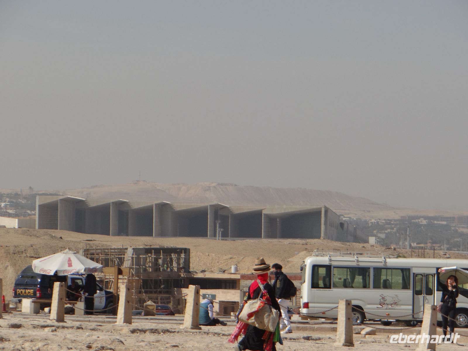 Gizeh, das neue Ägyptische Museum ist von beeindruckender Größe, mit Blick auf die Pyramiden