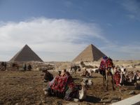 Gizeh, trotz der vielen Besucher gelingt ein Postkartenfoto.