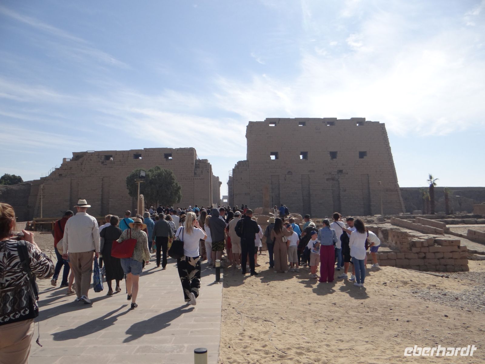 Luxor, Karnak Tempel, alles strebt zum Karnak Tempel. Wir sind auch schon da, um 3.15 Uhr aufgestanden, treten wir durch das Eingangsportal, den größten Pylon einer Tempelanlage.