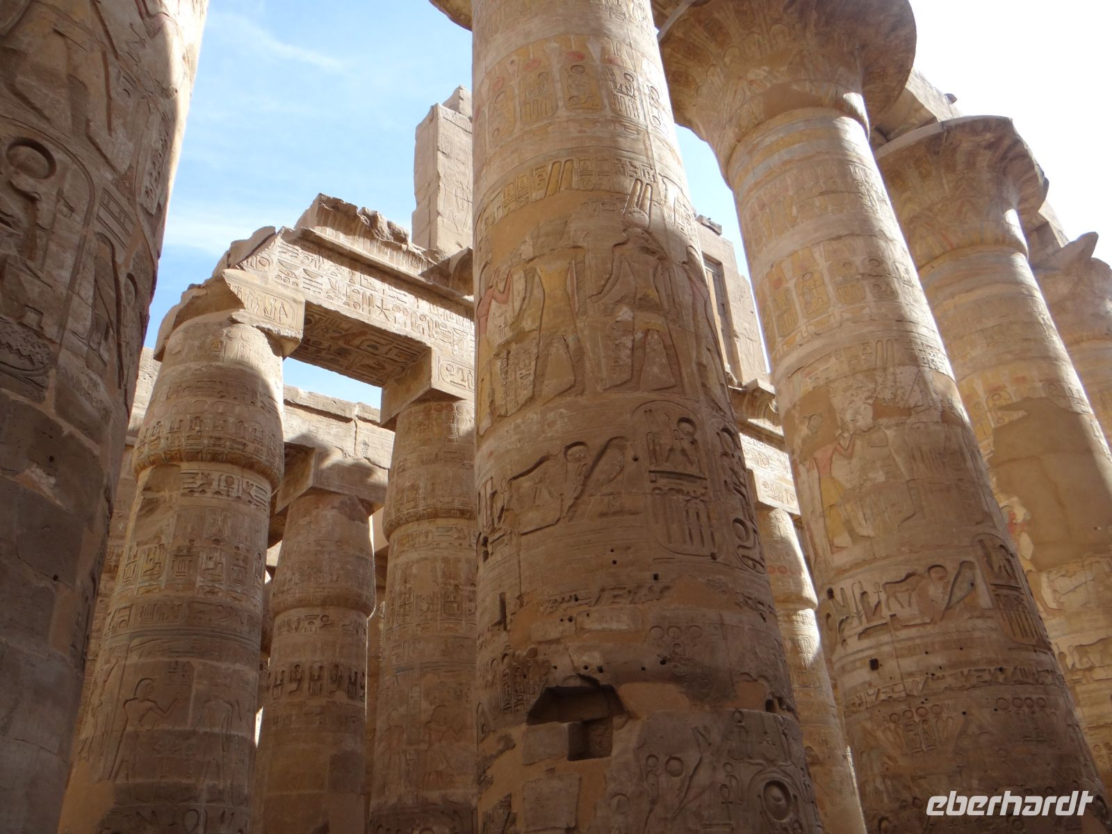 Luxor, Karnak Tempel, die Säulen sind über und über mit Hieroglyphen und Motiven verziert.