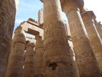 Luxor, Karnak Tempel, die Säulen sind über und über mit Hieroglyphen und Motiven verziert.