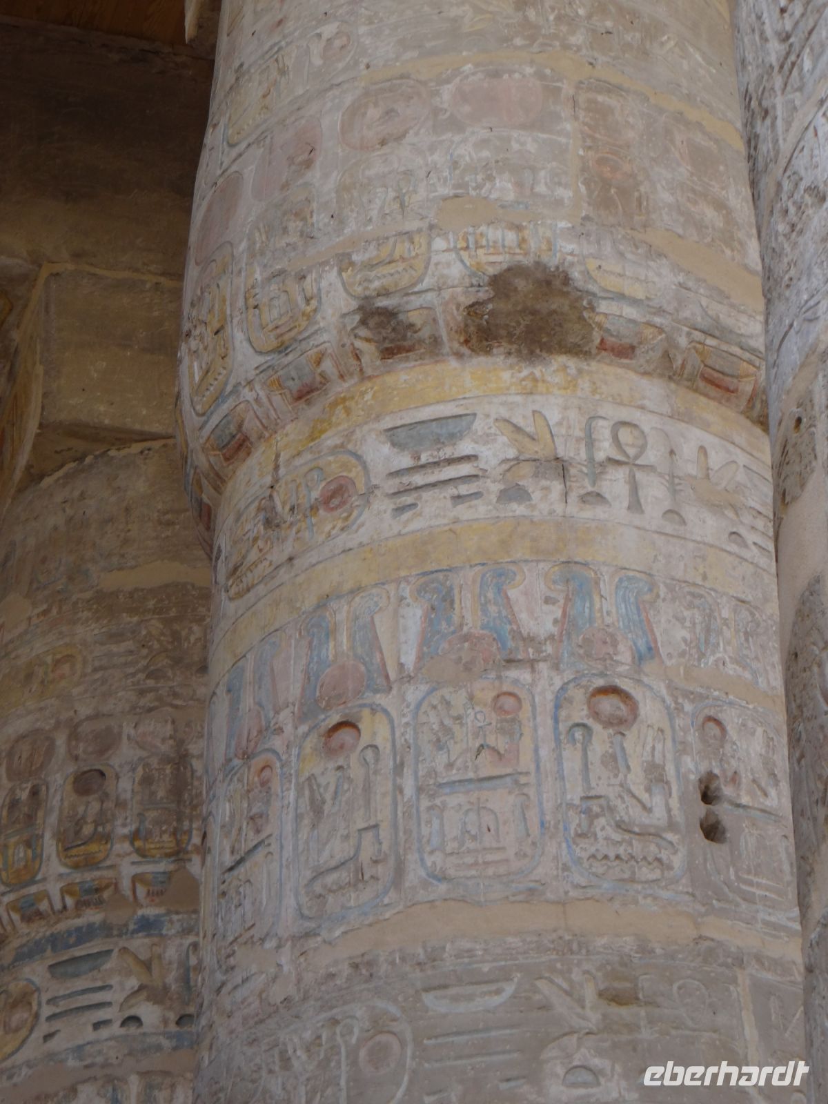 Luxor, Karnak-Tempel, wie haben sie früher vor Farben gestrahlt. 