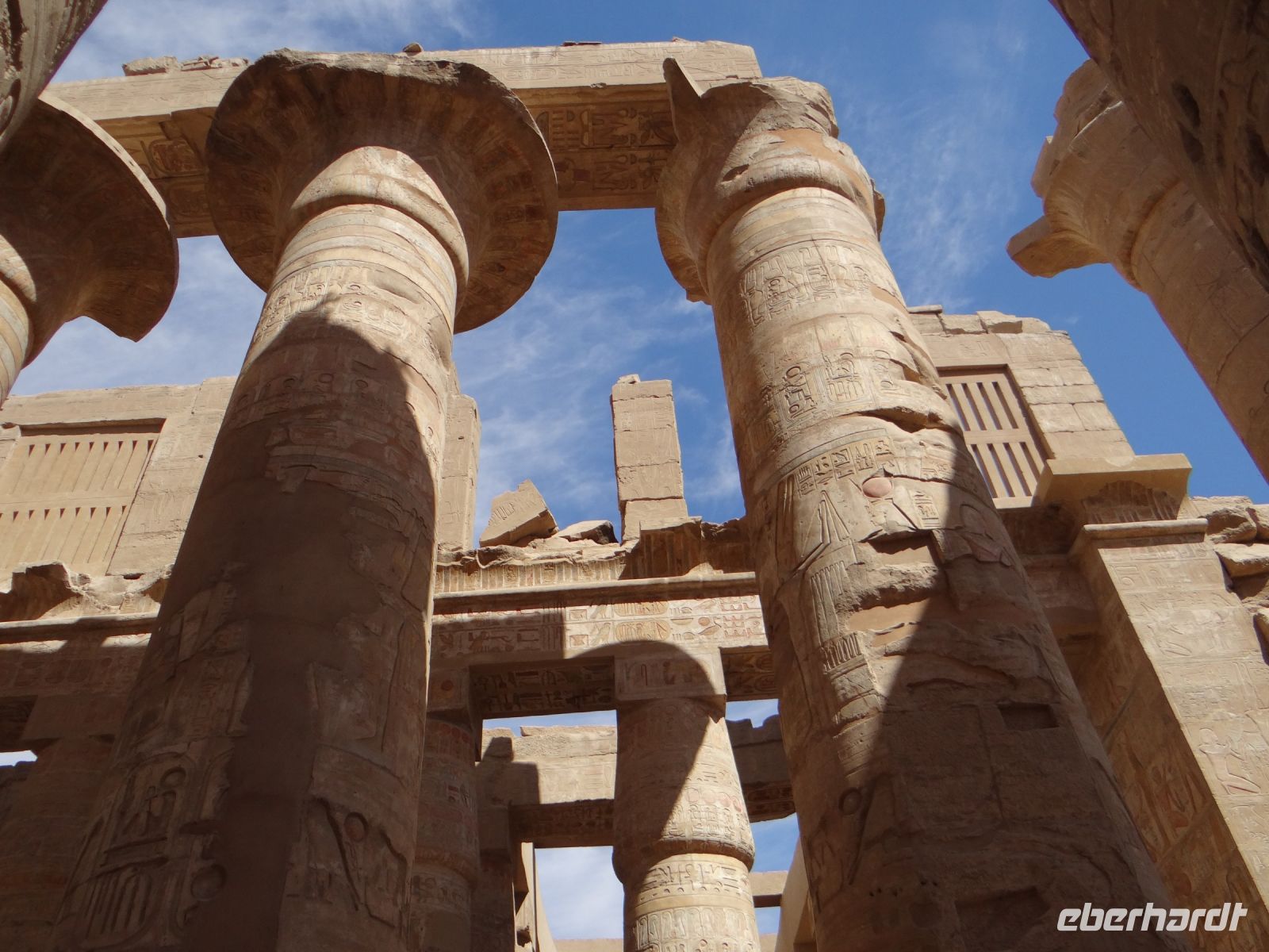 Luxor, Karnak-Tempel, hier ist noch die Deckenkonstruktion erhalten mit Lichtschlitzen, die aus dem Stein gearbeitet sind.