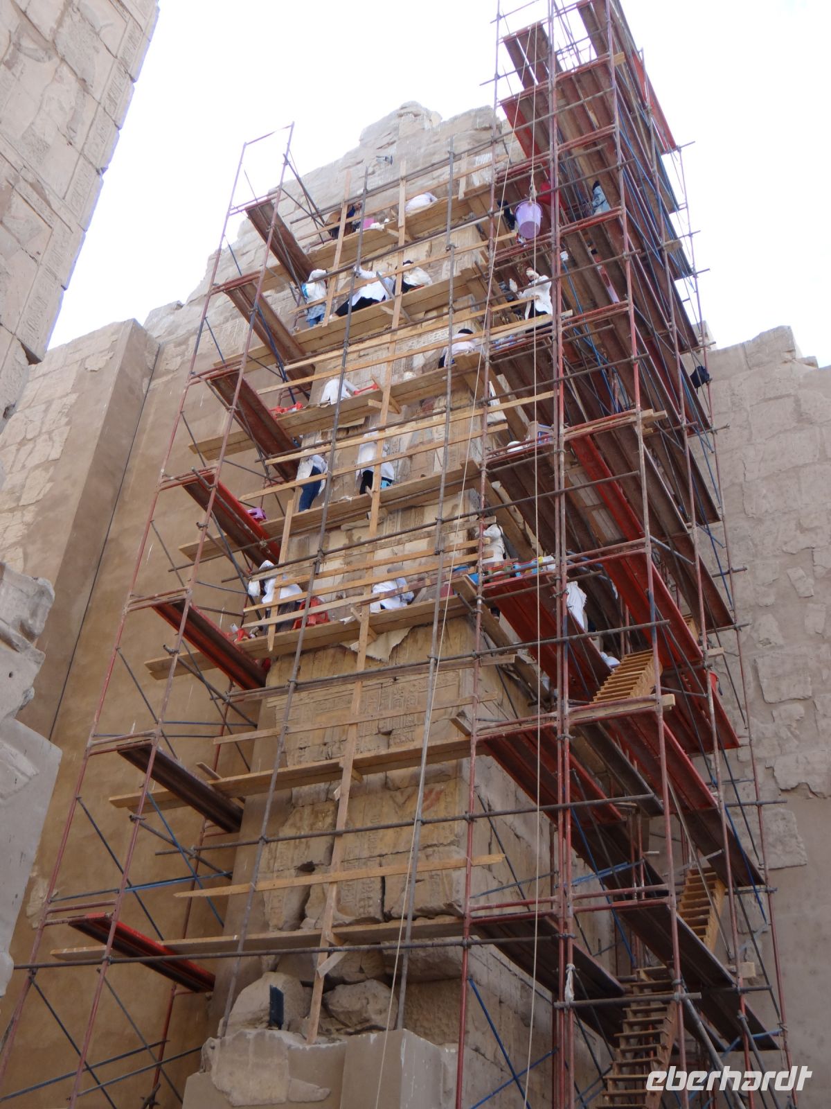 Luxor, Karnak-Tempel, es gibt genügend zu restaurieren. Wird die Öffentlichkeit von Männern dominiert, sitzen auf diesem Gerüst nur Frauen.