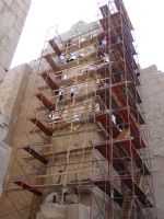 Luxor, Karnak-Tempel, es gibt genügend zu restaurieren. Wird die Öffentlichkeit von Männern dominiert, sitzen auf diesem Gerüst nur Frauen.