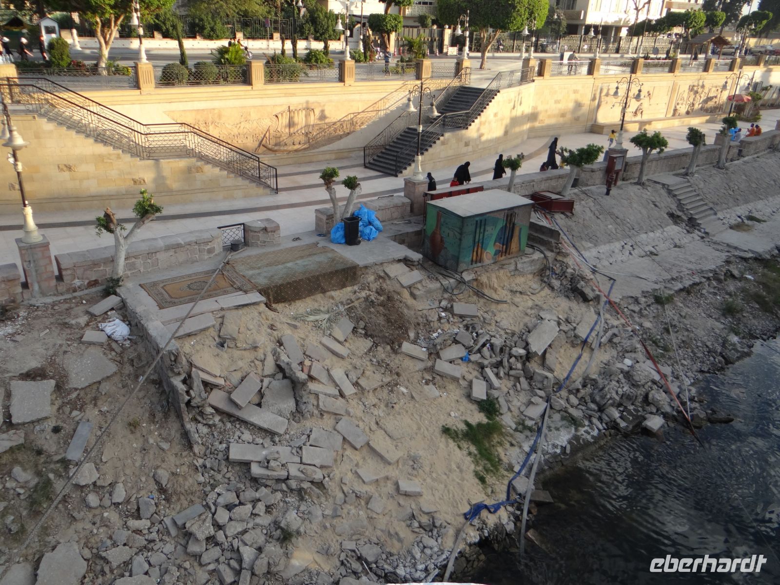 Luxor, egal, wie kaputt der Quai ist, der Gebetsteppich findet überall Platz.